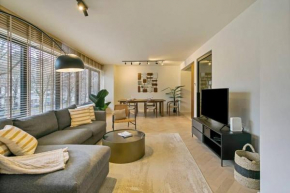 Luxurious 2-BDR apartment @ trendy south area 2